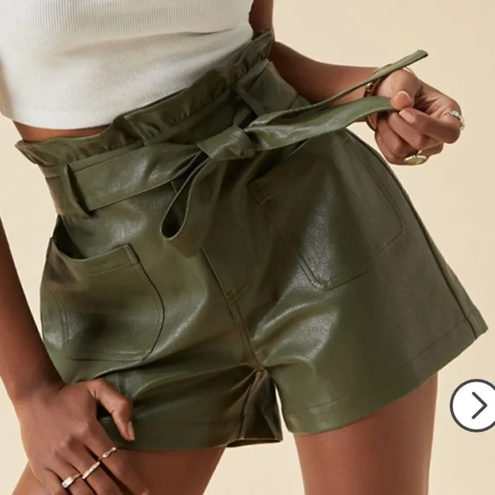 Francesca’s Edith Faux Leather Paperbag Shorts green size large